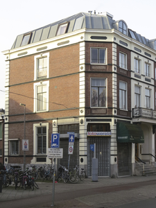 908723 Gezicht op het winkelhoekpand Nachtegaalstraat 47(a) te Utrecht, met links de Parkstraat.N.B. bouwjaar: 1900C. ...